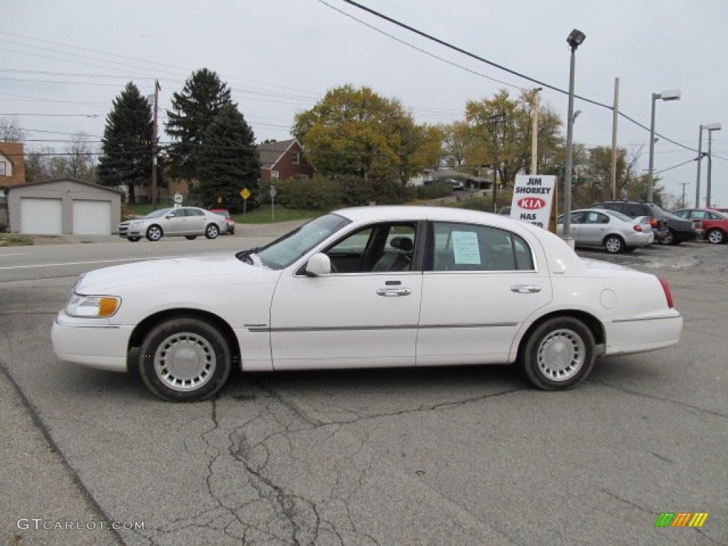 2001 Town Car Executive - Vibrant White / Light Graphite photo #3