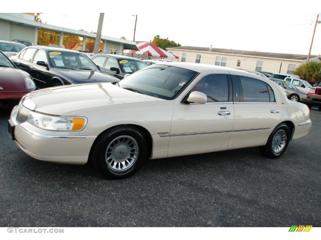 2001 Town Car Cartier - Ivory Parchment Tri Coat / Light Parchment photo #1