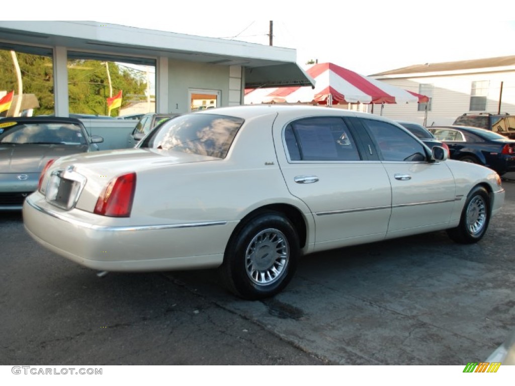 Ivory Parchment Tri Coat 2001 Lincoln Town Car Cartier Exterior Photo #55885006