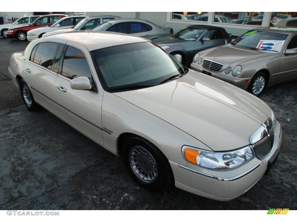 2001 Town Car Cartier - Ivory Parchment Tri Coat / Light Parchment photo #11