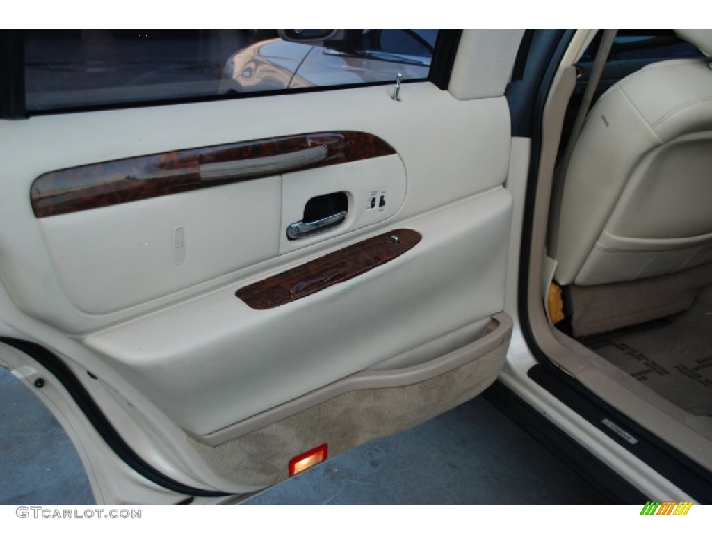 2001 Town Car Cartier - Ivory Parchment Tri Coat / Light Parchment photo #30