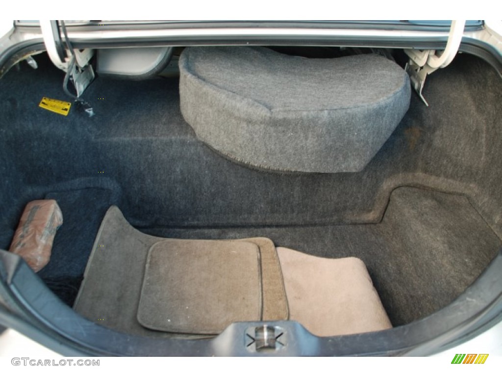 2001 Lincoln Town Car Cartier Trunk Photo #55885319