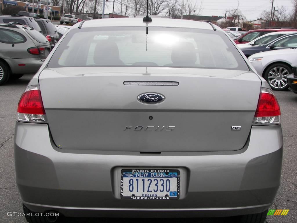 2008 Focus SE Sedan - Vapor Silver Metallic / Medium Stone photo #17