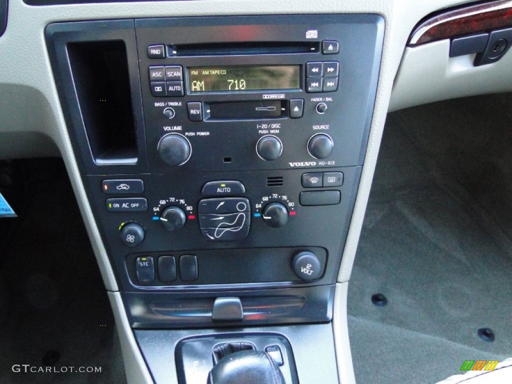 2004 Volvo V70 2.4 Controls Photo #55889317