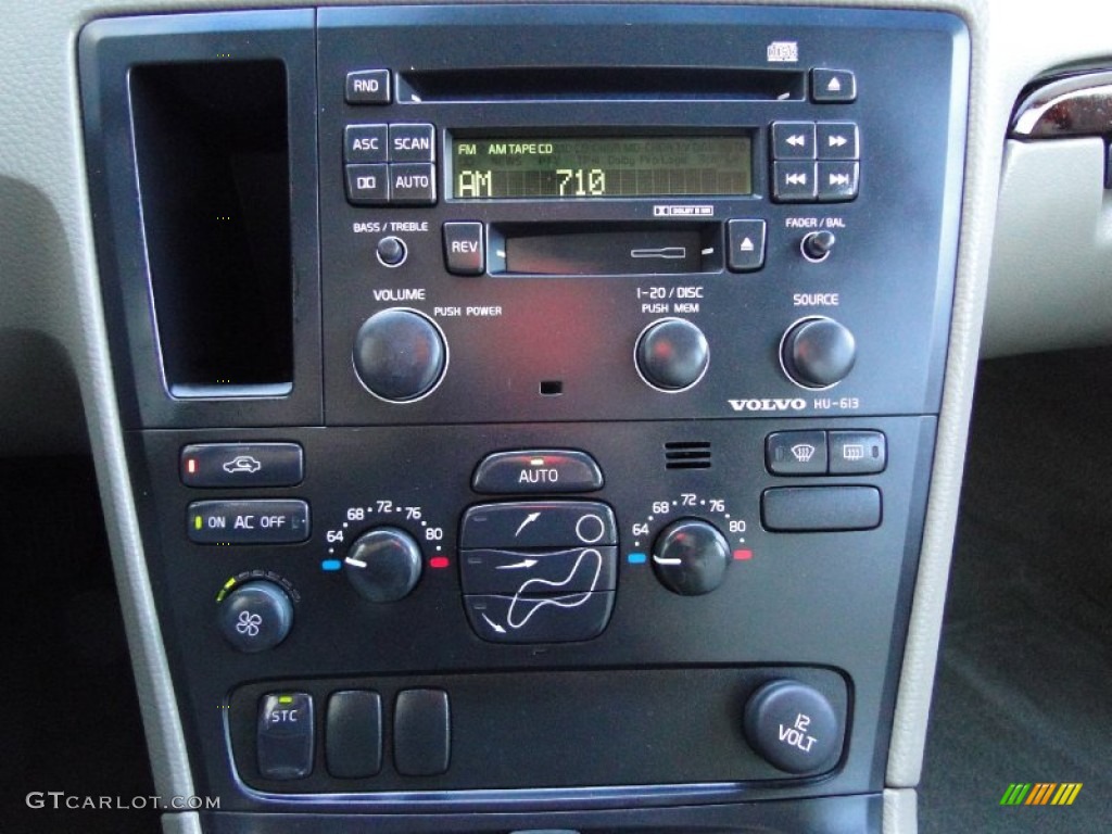 2004 Volvo V70 2.4 Controls Photos