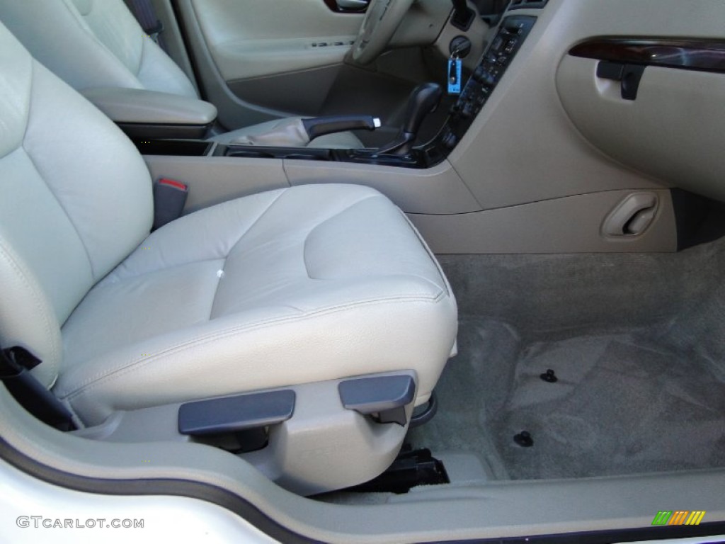 2004 V70 2.4 - Ice White / Beige/Light Sand photo #26