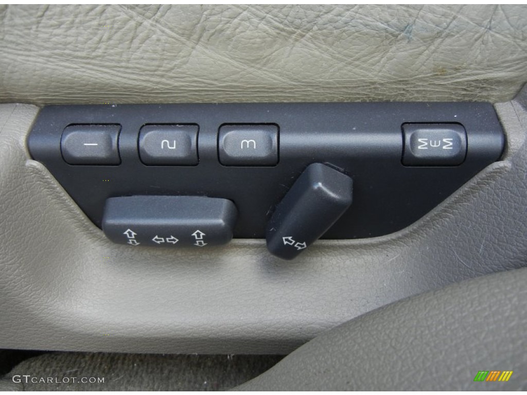 2001 Volvo V70 2.4 Controls Photo #55891282