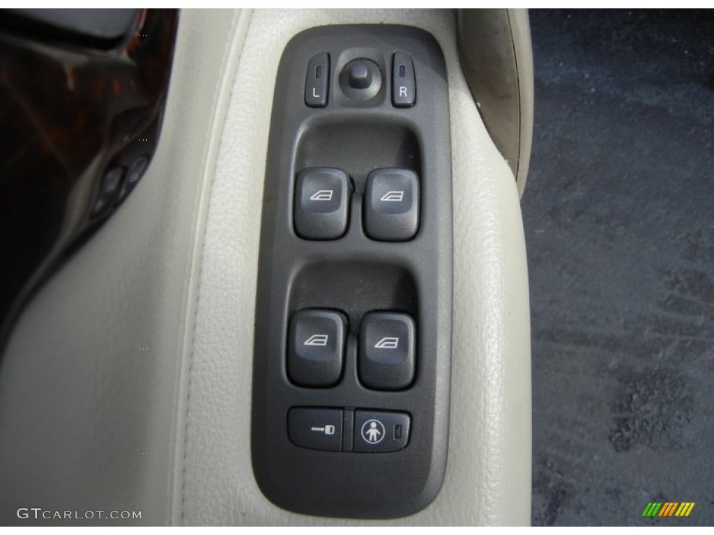 2001 Volvo V70 2.4 Controls Photo #55891291