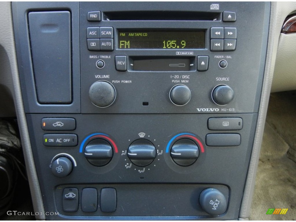 2001 Volvo V70 2.4 Controls Photo #55891375