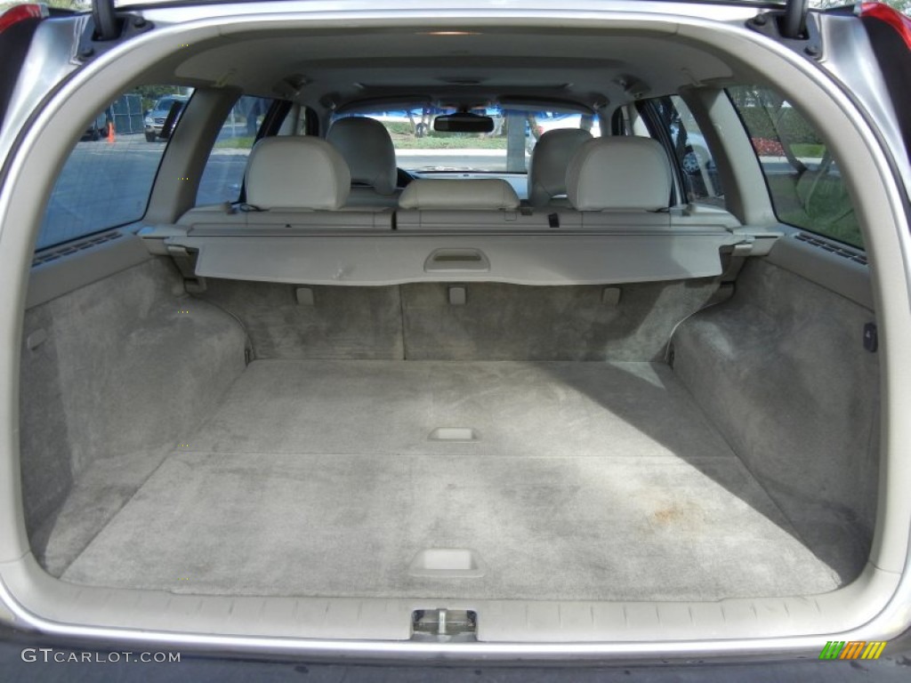 2001 Volvo V70 2.4 Trunk Photo #55891393