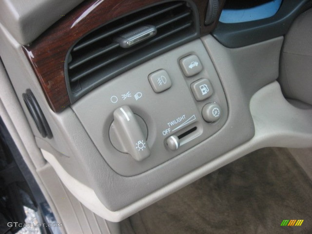 2005 Cadillac DeVille DTS Controls Photo #55893145