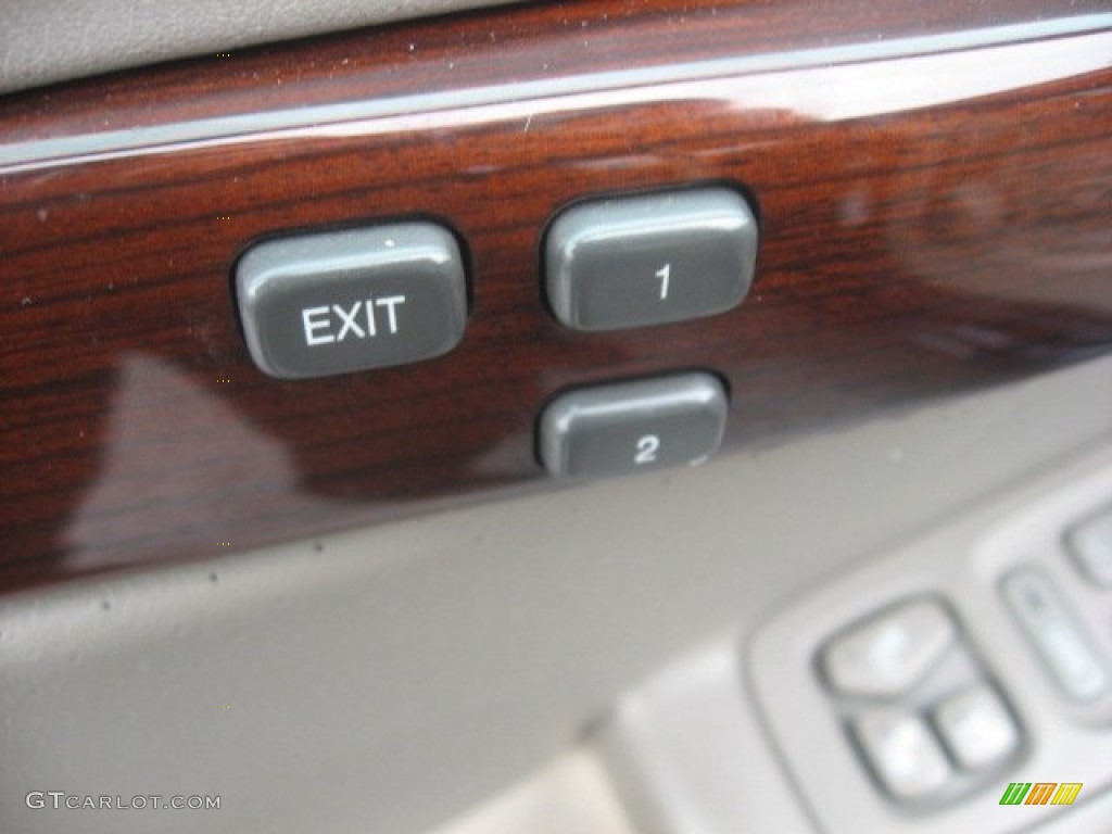 2005 Cadillac DeVille DTS Controls Photo #55893166