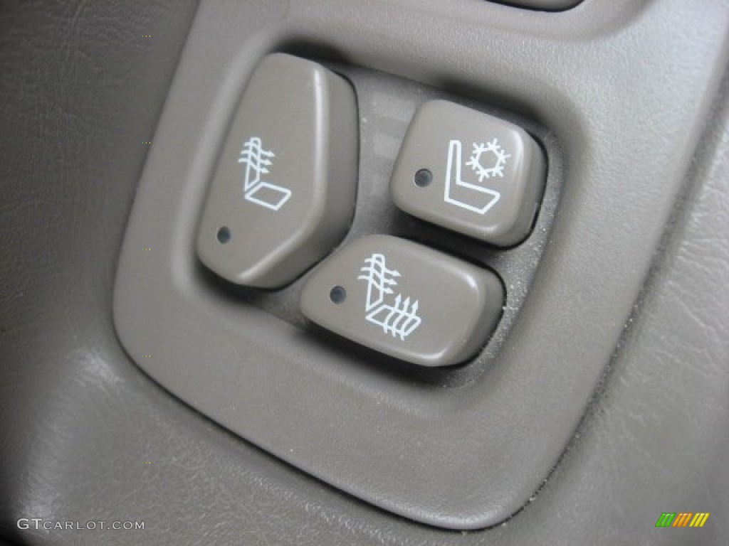 2005 Cadillac DeVille DTS Controls Photo #55893175