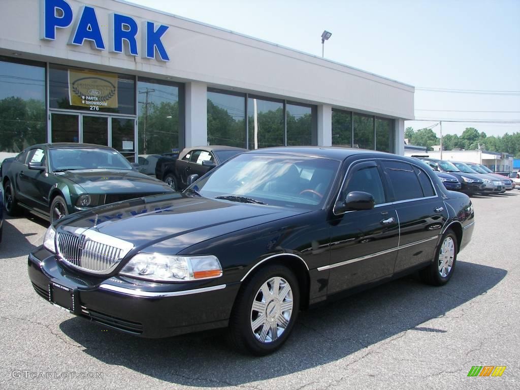 2005 Town Car Signature L - Black / Black photo #1