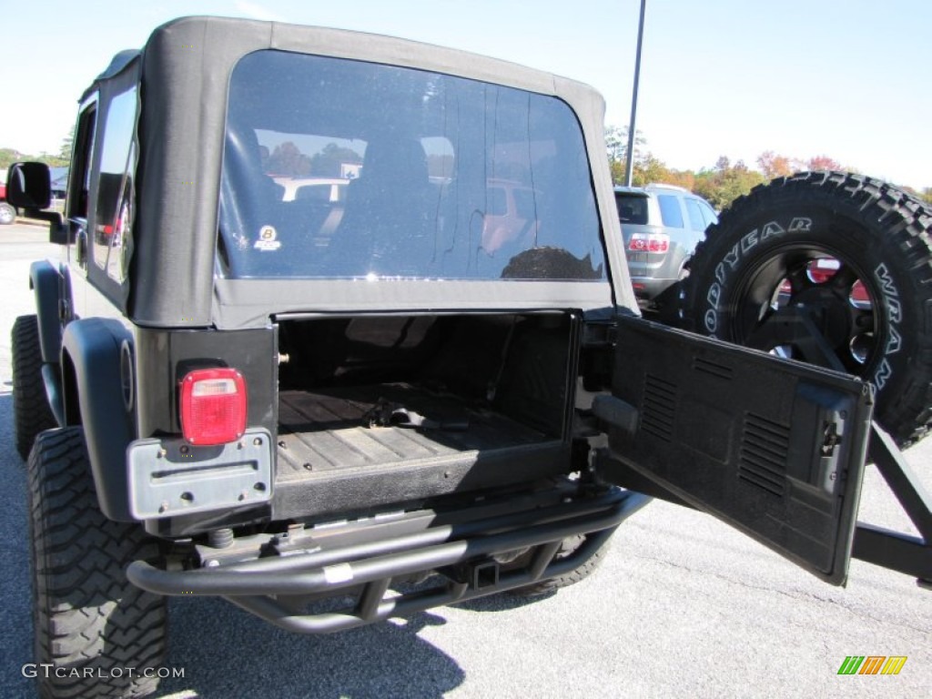 2004 Wrangler SE 4x4 - Black / Dark Slate Gray photo #15