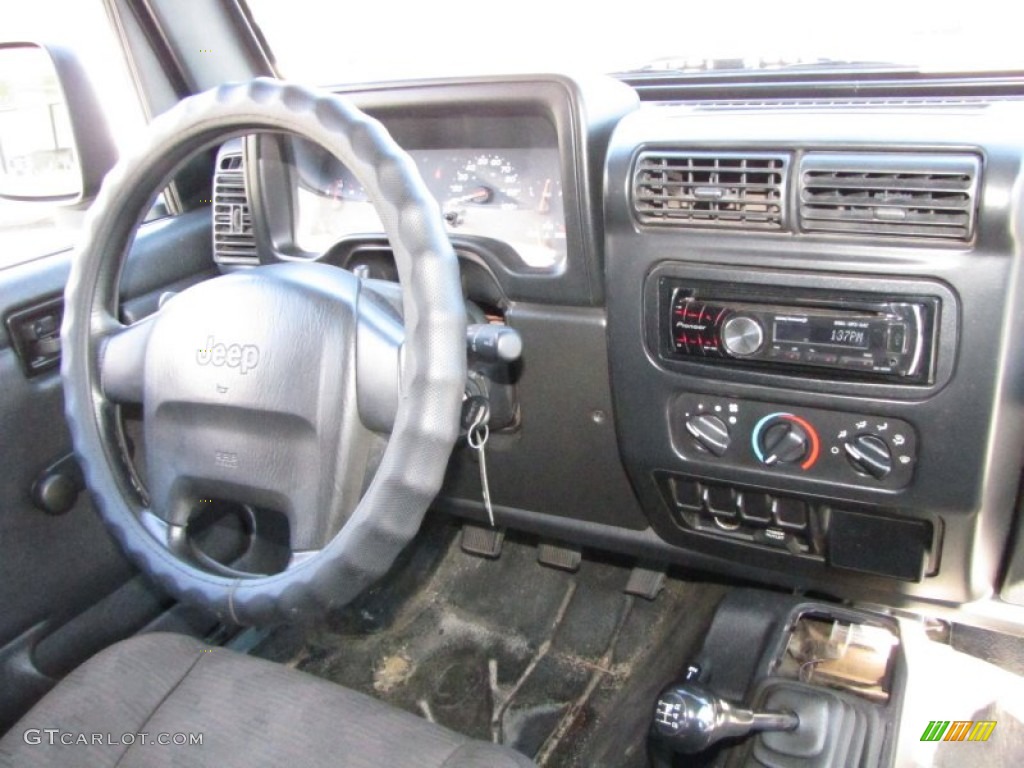 2004 Wrangler SE 4x4 - Black / Dark Slate Gray photo #17