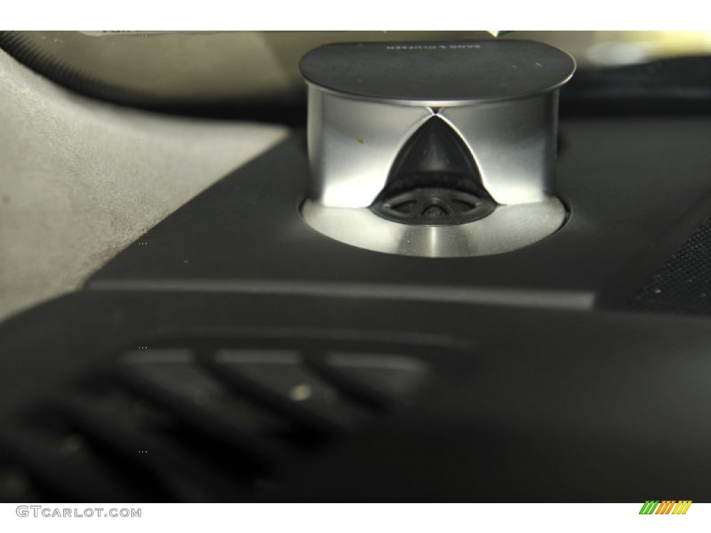 2007 Audi S8 5.2 quattro Audio System Photos