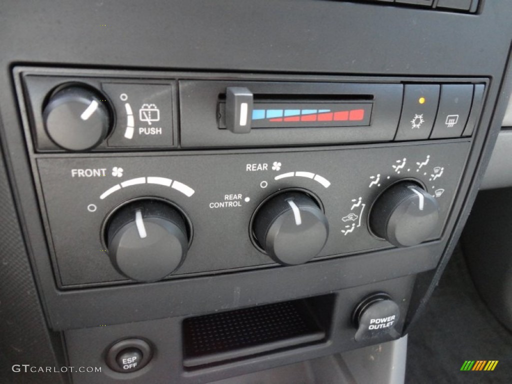 2007 Dodge Durango SXT Controls Photo #55938474