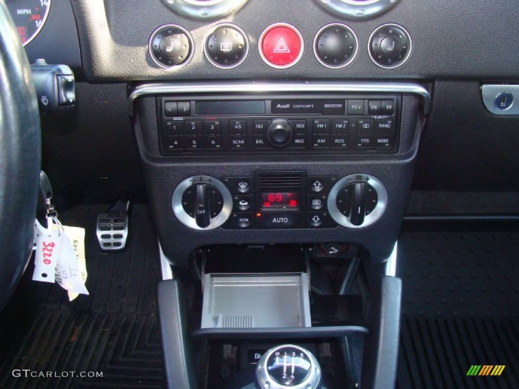 2000 Audi TT 1.8T quattro Coupe Controls Photo #55940344