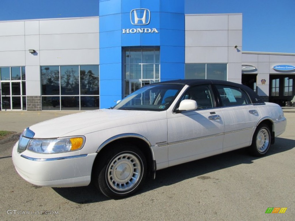 2000 Town Car Executive - White Pearlescent Tri-Coat / Medium Parchment photo #1