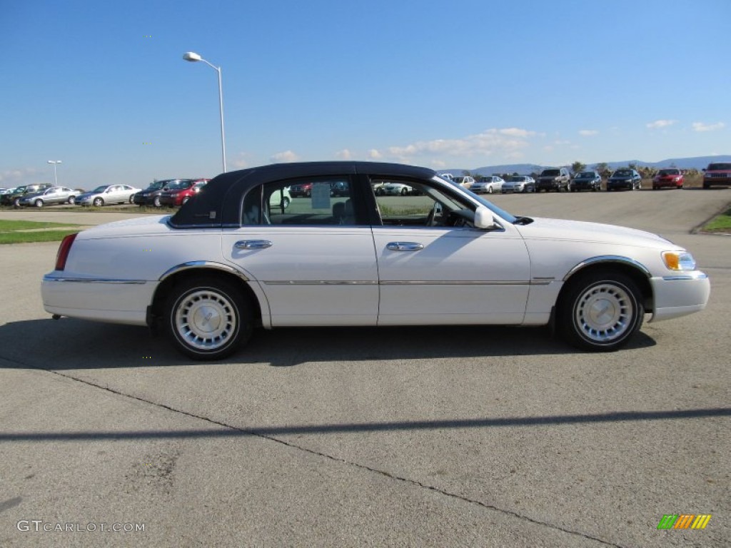 White Pearlescent Tri-Coat 2000 Lincoln Town Car Executive Exterior Photo #55944439