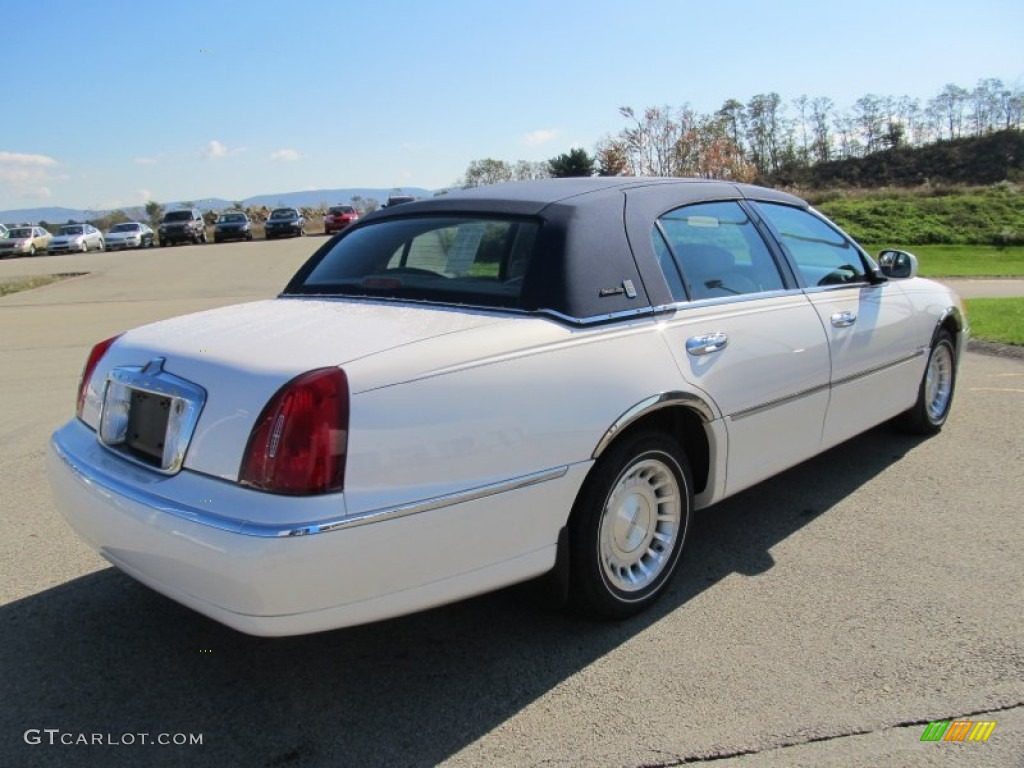 2000 Town Car Executive - White Pearlescent Tri-Coat / Medium Parchment photo #17