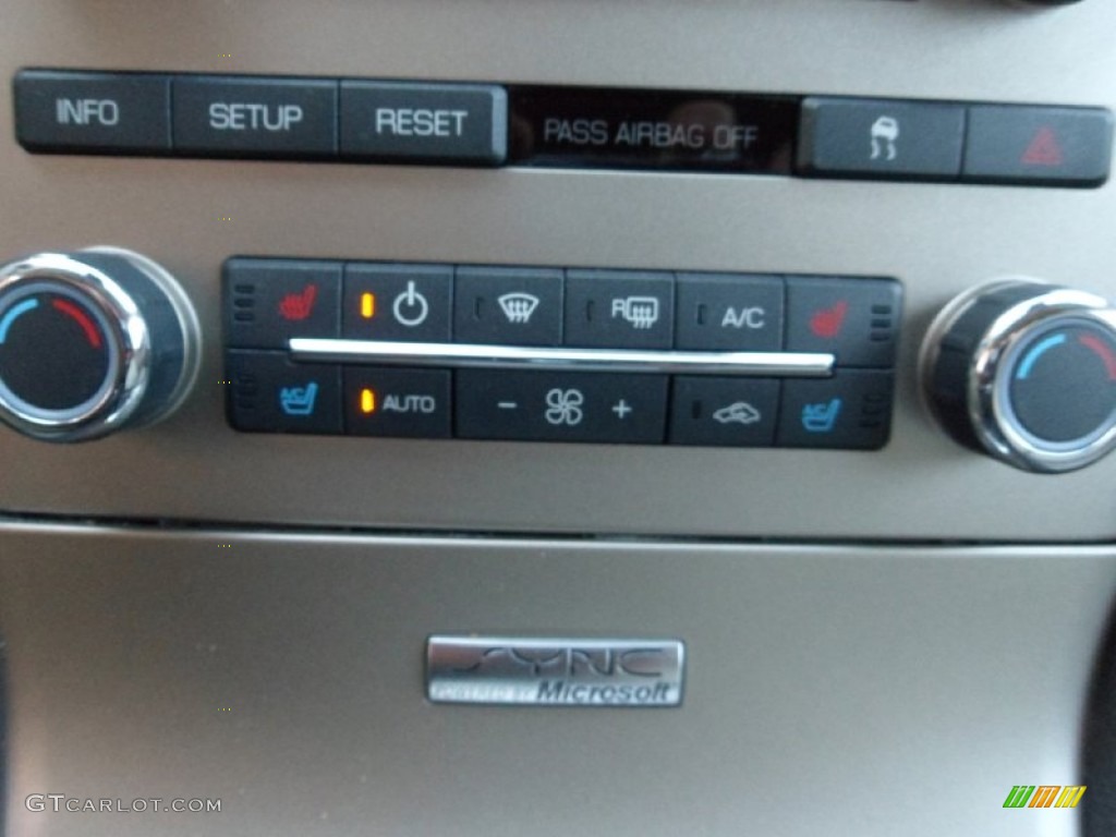 2010 Lincoln MKT AWD Controls Photo #55945237