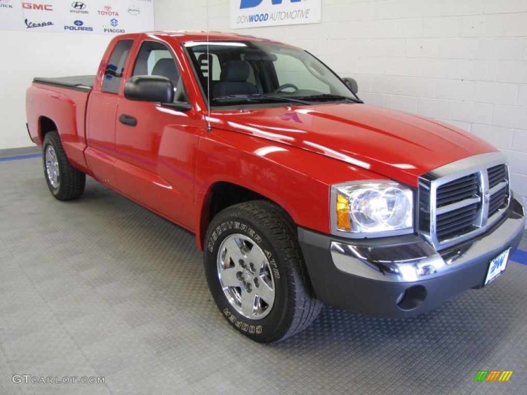 2005 Dakota SLT Club Cab 4x4 - Flame Red / Medium Slate Gray photo #1