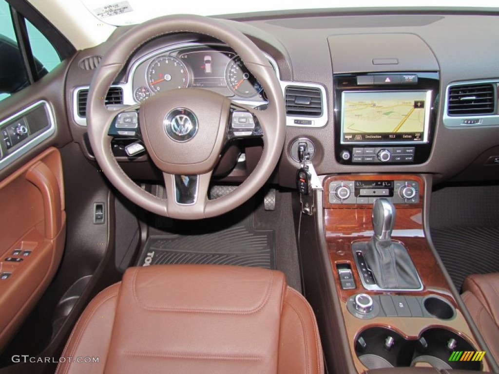 2011 Volkswagen Touareg VR6 FSI Executive 4XMotion Dashboard Photos