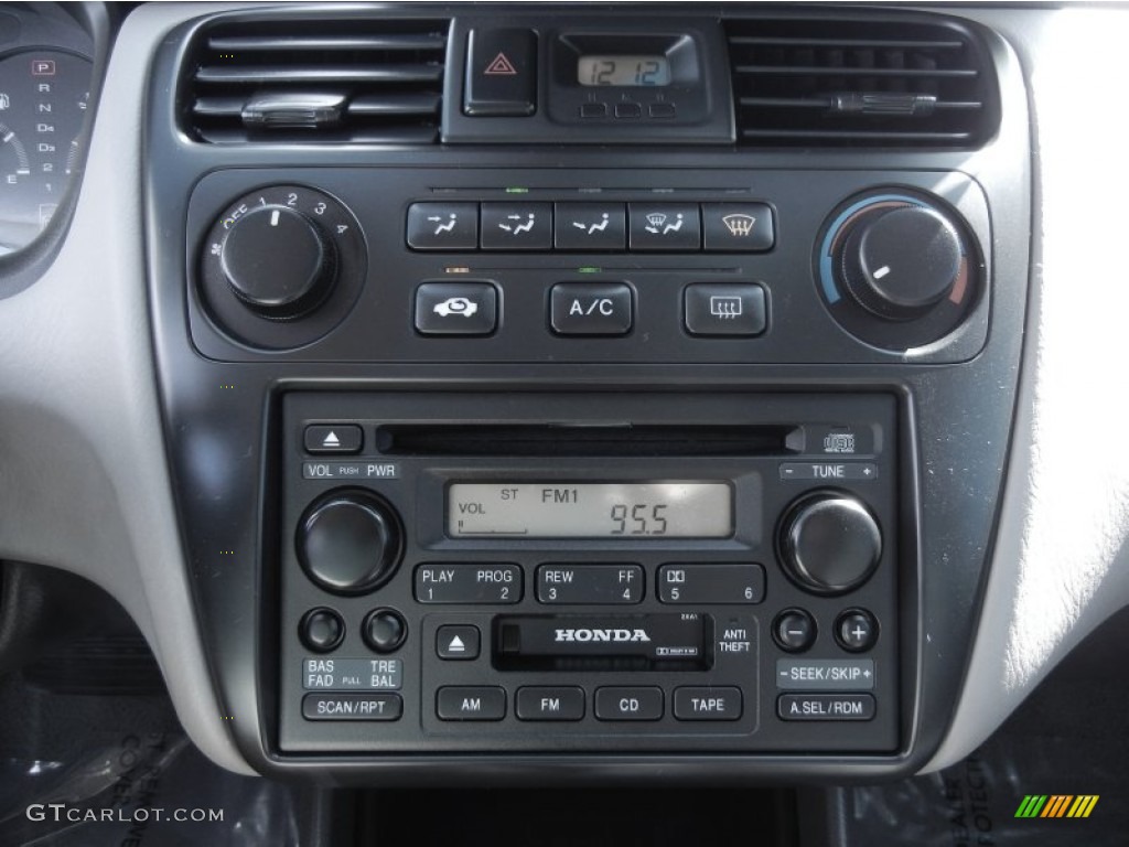 2002 Honda Accord SE Sedan Audio System Photos