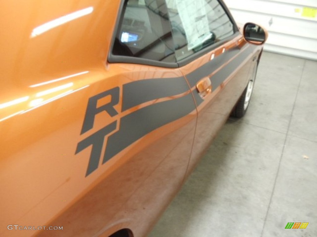 2011 Challenger R/T Classic - Toxic Orange Pearl / Dark Slate Gray photo #23