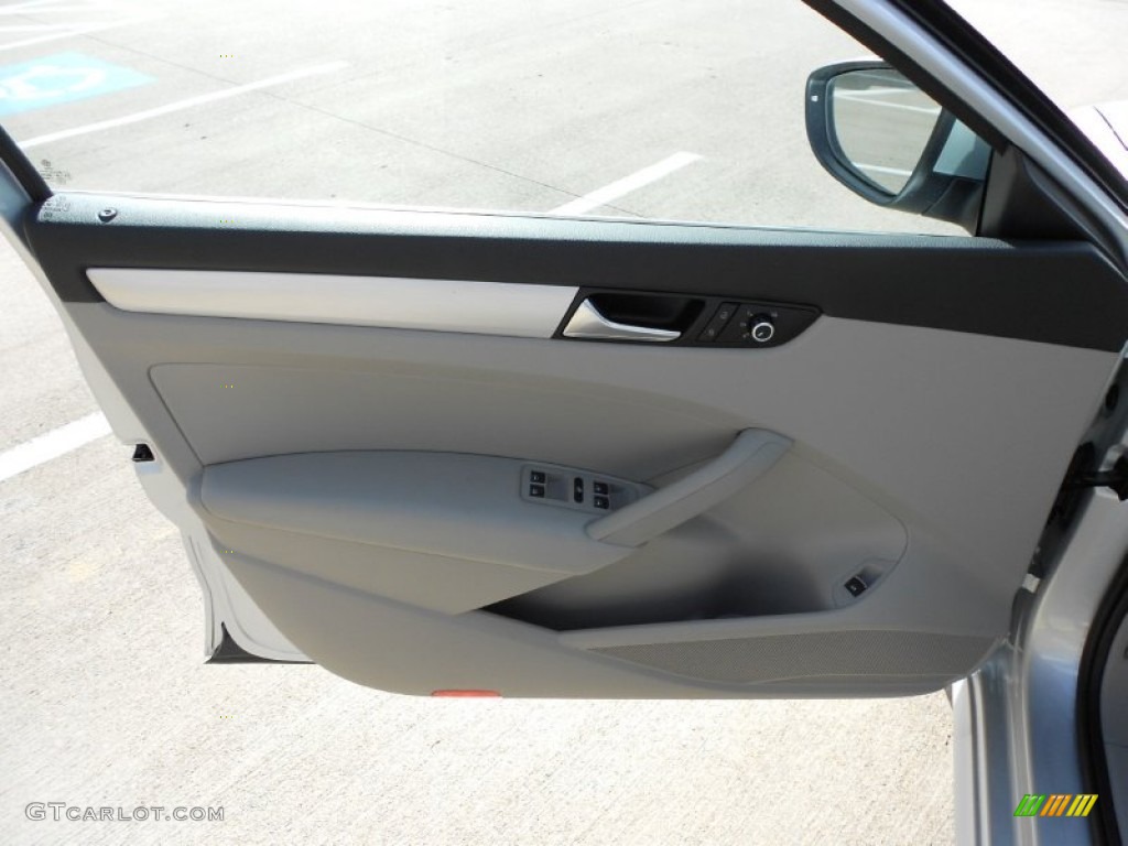 2012 Volkswagen Passat 2.5L SE Moonrock Gray Door Panel Photo #55980214