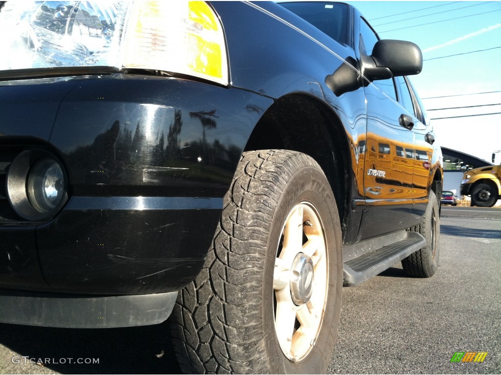 2005 Explorer XLT 4x4 - Black / Graphite photo #2