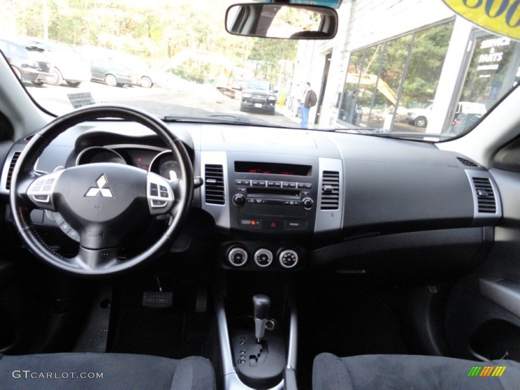 2008 Mitsubishi Outlander XLS 4WD Dashboard Photos