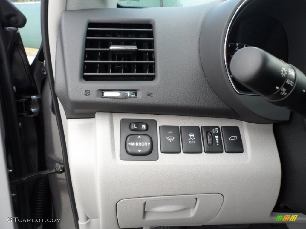 2012 Toyota Highlander SE Controls Photo #56003509