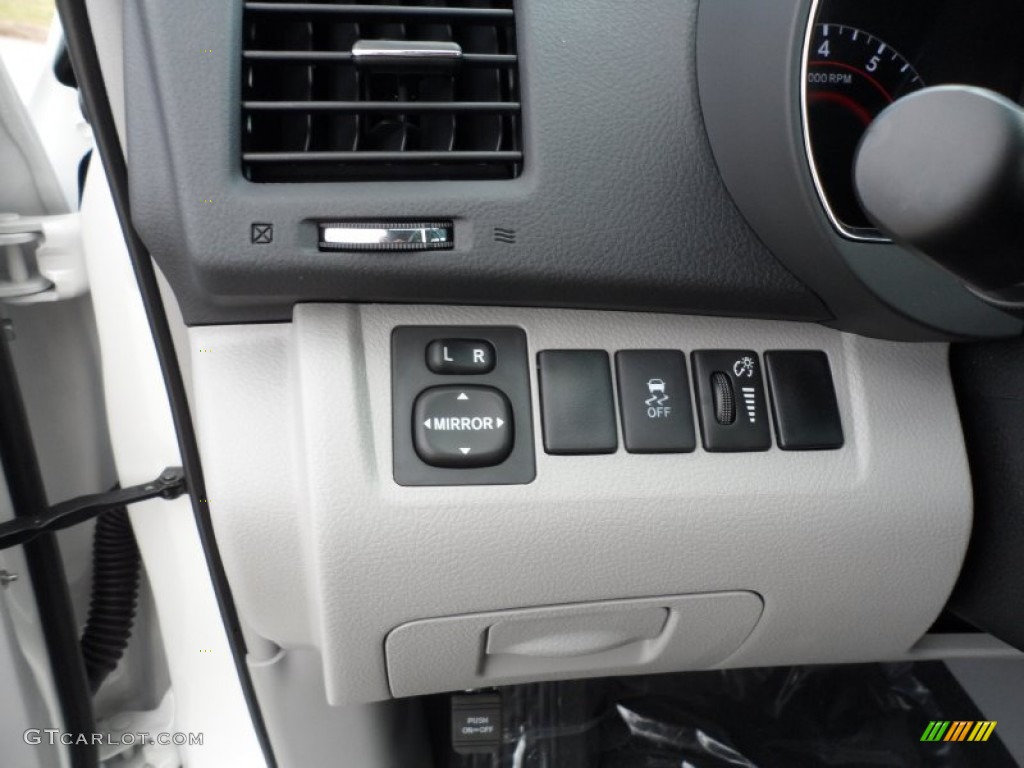 2012 Toyota Highlander Standard Highlander Model Controls Photo #56003725