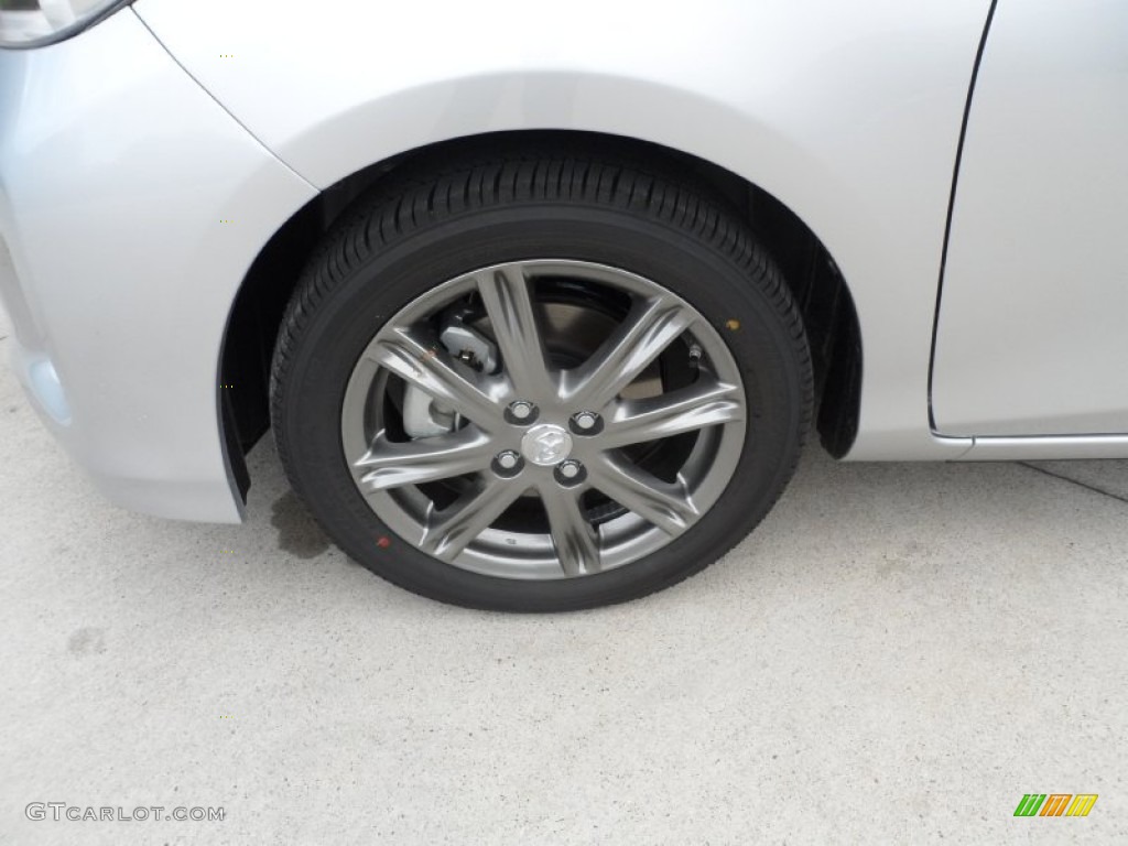 2012 Toyota Yaris SE 5 Door Wheel Photo #56005337
