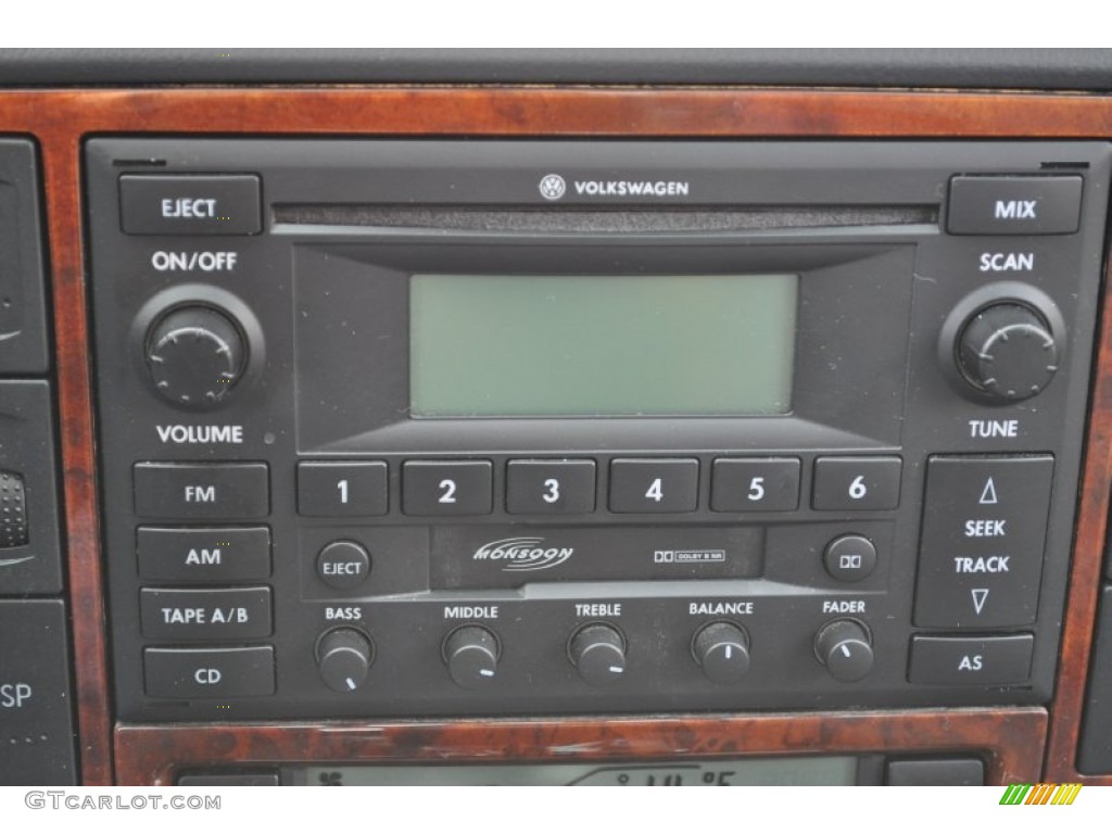 2004 Volkswagen Passat GLX Sedan Audio System Photo #56047796