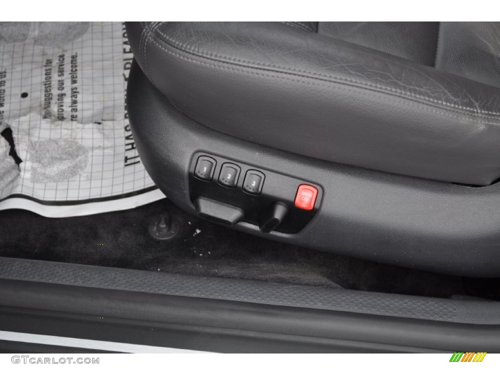2004 Volkswagen Passat GLX Sedan Controls Photo #56047841