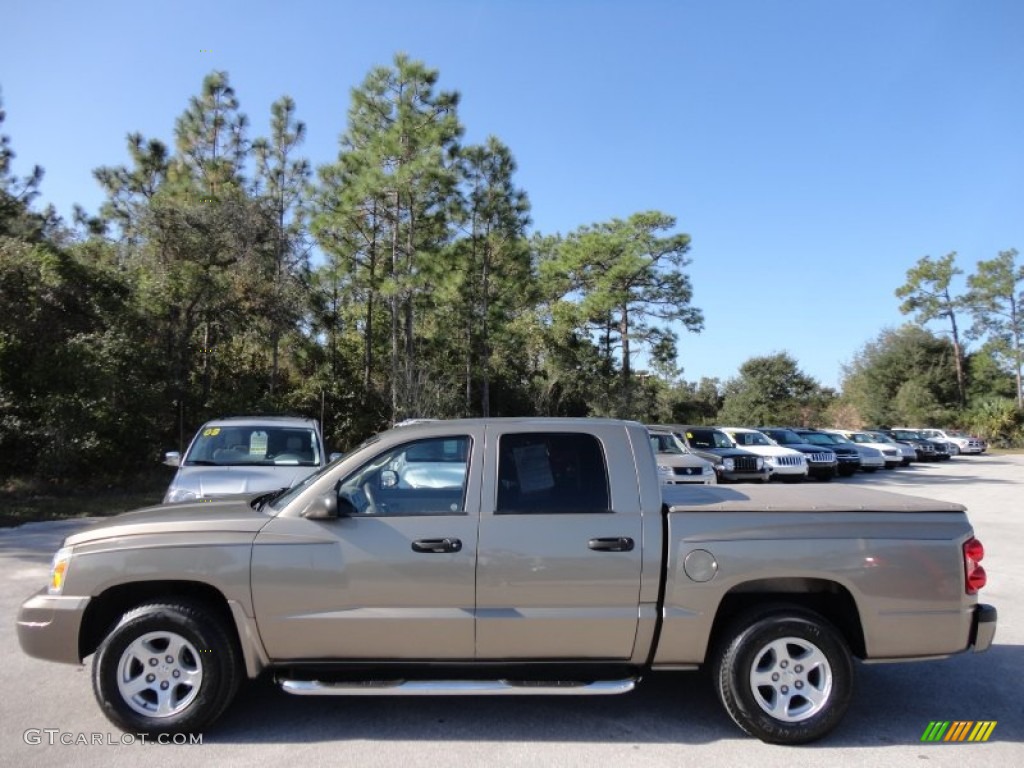 2007 Dakota SLT Quad Cab - Light Khaki Metallic / Khaki photo #2