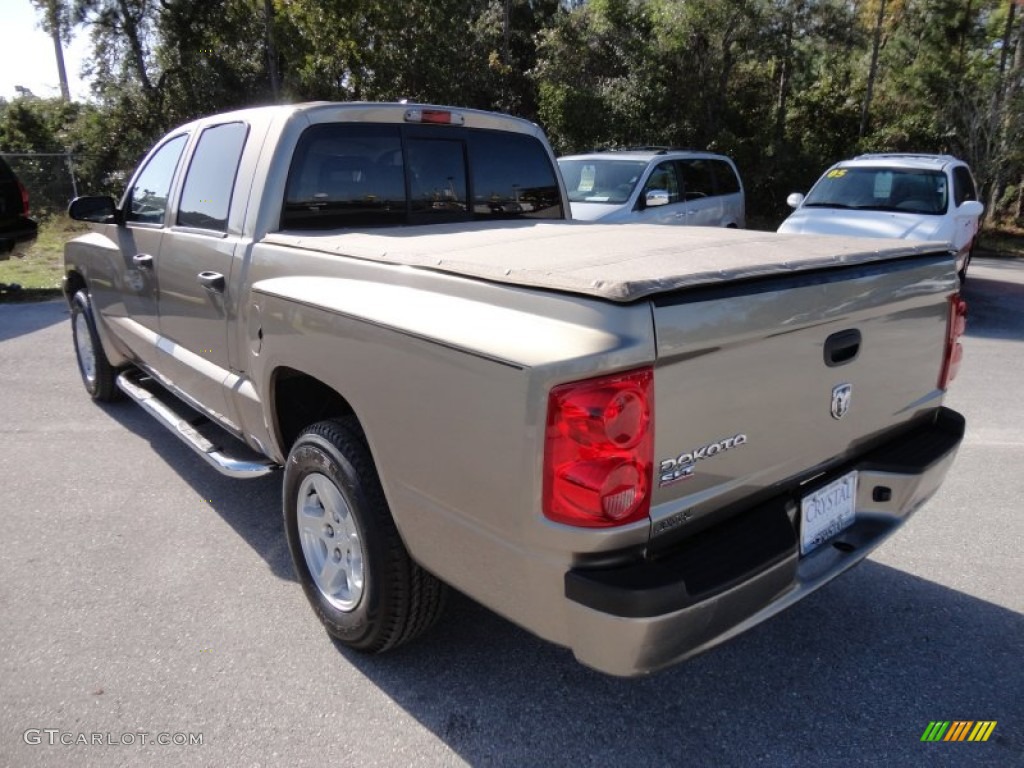 2007 Dakota SLT Quad Cab - Light Khaki Metallic / Khaki photo #3