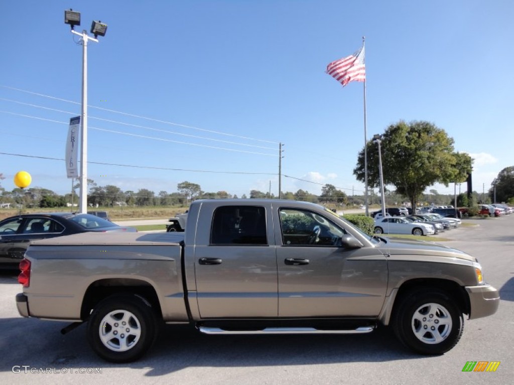 2007 Dakota SLT Quad Cab - Light Khaki Metallic / Khaki photo #9