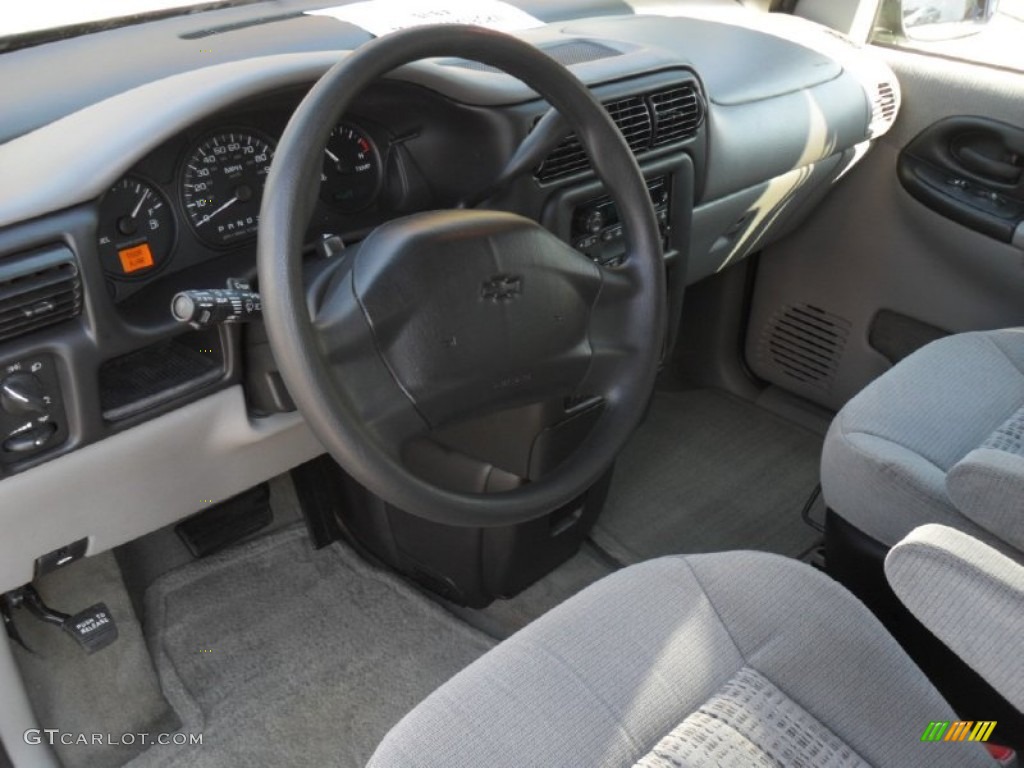 Medium Gray Interior 2002 Chevrolet Venture LS Photo #56054138