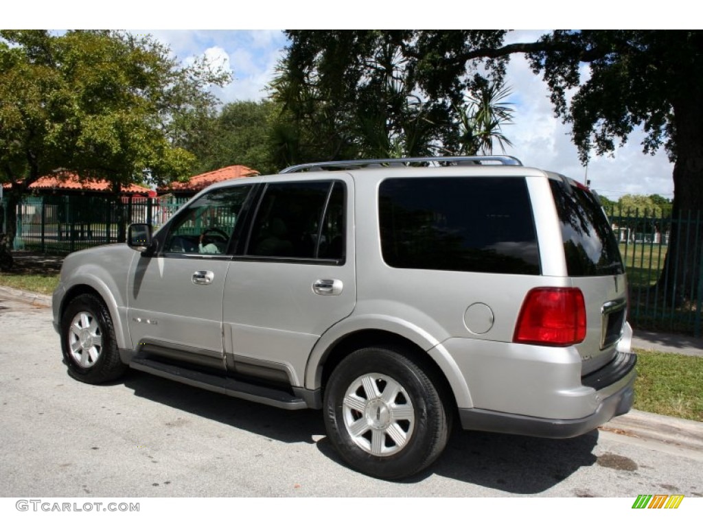 2004 Navigator Luxury 4x4 - Silver Birch Metallic / Dove Grey photo #7