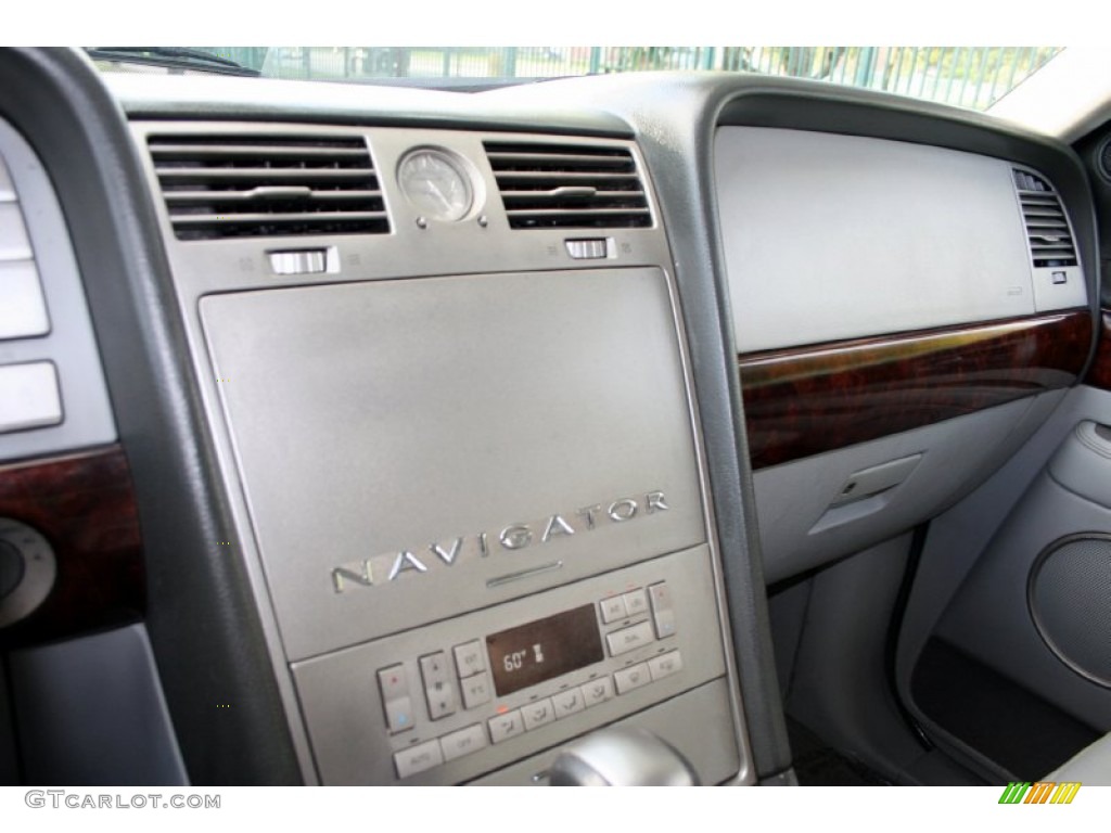 2004 Navigator Luxury 4x4 - Silver Birch Metallic / Dove Grey photo #73