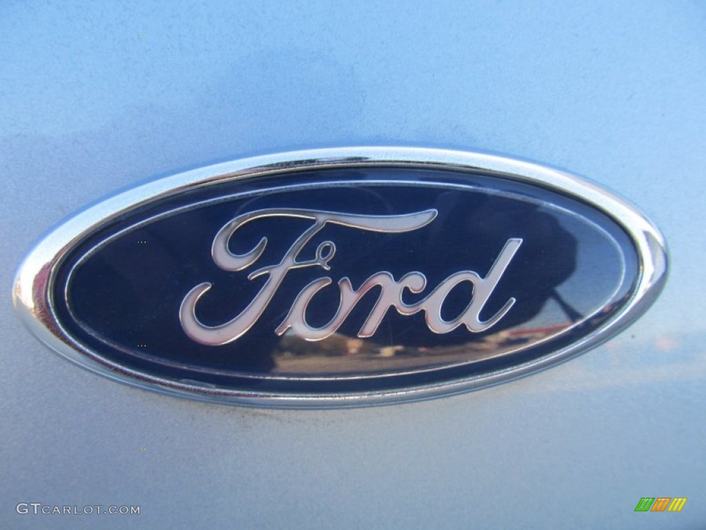 2005 Ford Crown Victoria Standard Crown Victoria Model Marks and Logos Photos