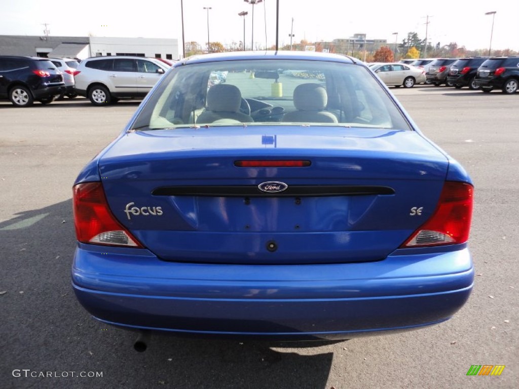 2003 Focus SE Sedan - French Blue Metallic / Medium Parchment photo #6