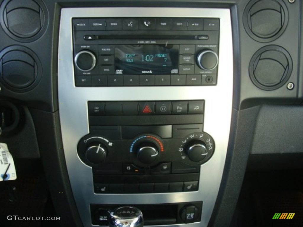 2009 Jeep Commander Sport 4x4 Controls Photo #56111912