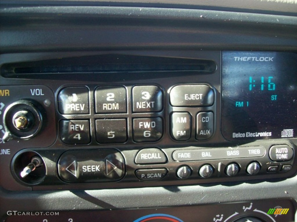 2001 Chevrolet Silverado 2500HD LS Crew Cab 4x4 Chassis Audio System Photos