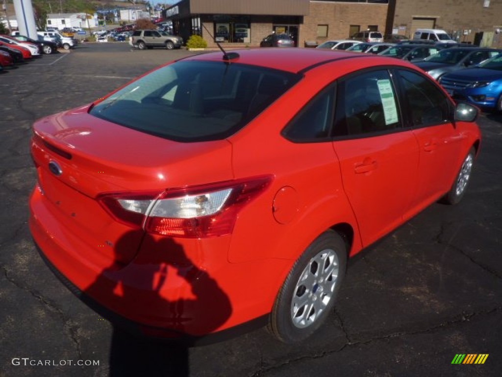 2012 Focus SE Sedan - Race Red / Charcoal Black photo #2